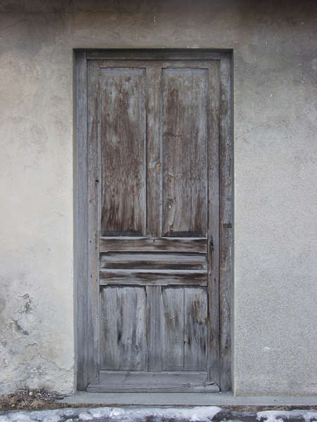 Это забытое старое серое. Старая деревянная дверь. Серая деревянная дверь. Текстура деревянной двери. Старая белая деревянная дверь.