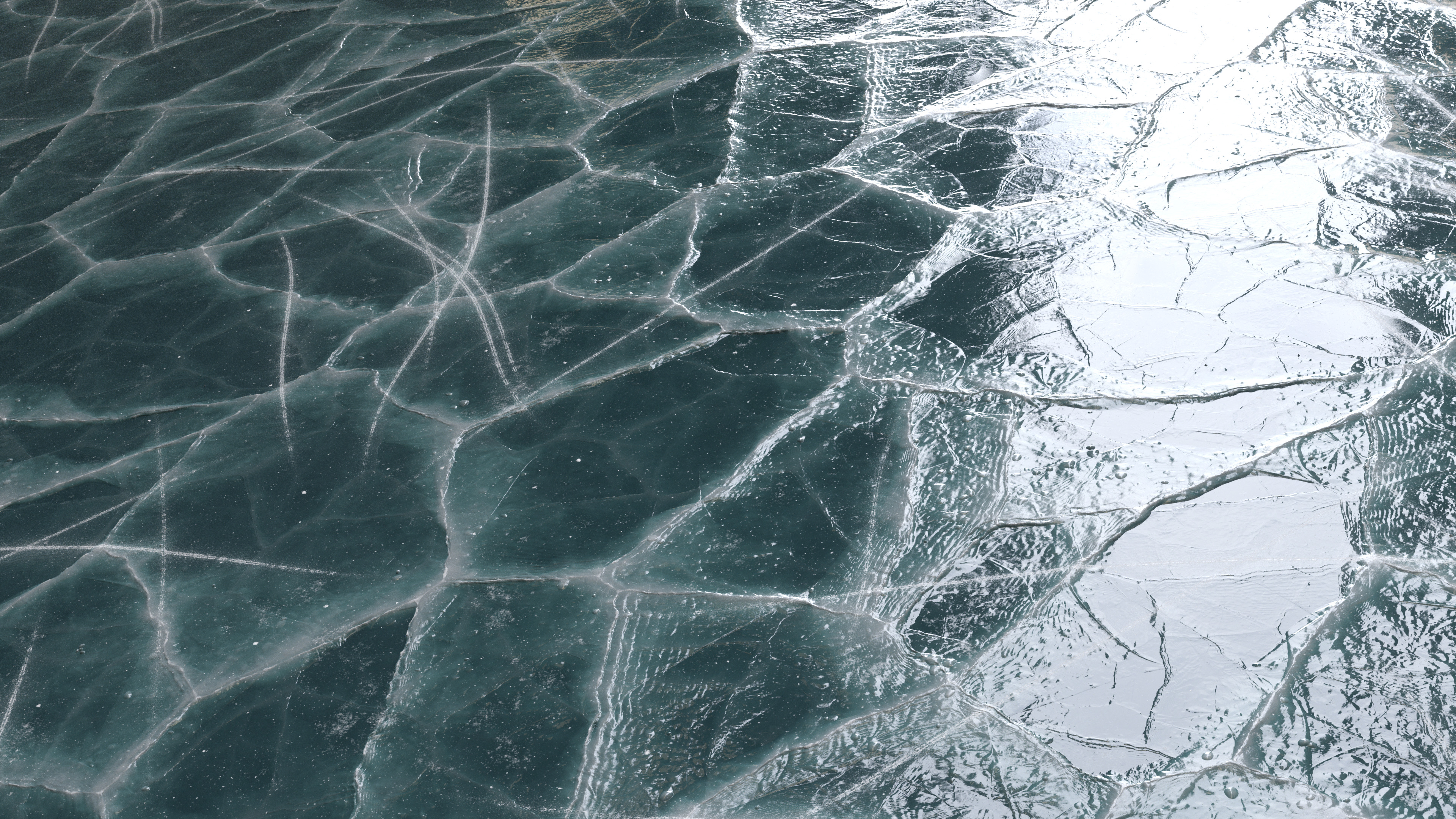 Трещины на льду. Лед трескается. Треснувший лед. Ледяная корка.
