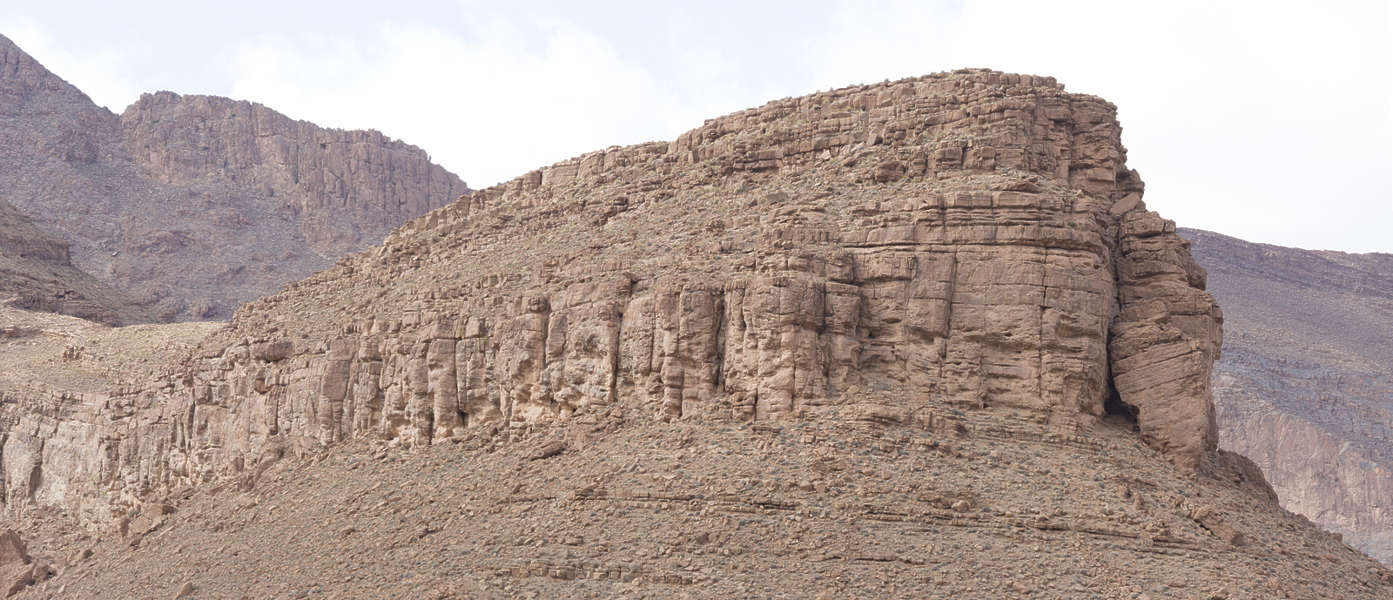 How are sea cliffs formed image